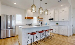 Réfrigérateur, micro-ondes, plaque de cuisson, lave-vaisselle