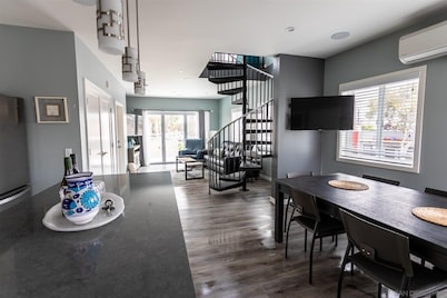 Steps to Ocean * Large 1 Bedroom Loft * A/C
