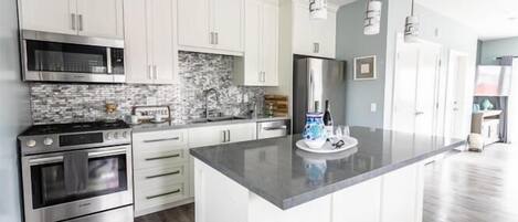 Geladeira, micro-ondas, fogão, cooktop