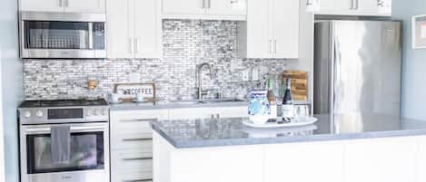 Jääkaappi, mikroaaltouuni, uuni, liesi