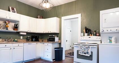 Anderson Cottage: comfy 3 bedroom near stadium, winery, airport, & golf course!