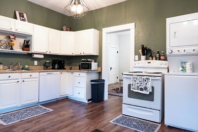 Anderson Cottage: comfy 3 bedroom near stadium, winery, airport, & golf course!