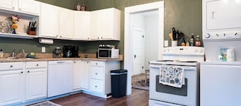 Anderson Cottage: comfy 3 bedroom near stadium, winery, airport, & golf course!