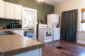 Kjøleskap, mikrobølgeovn, ovn og kokeplater