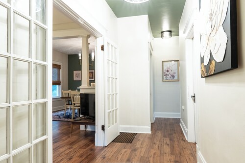 Anderson Cottage: comfy 3 bedroom near stadium, winery, airport, & golf course!