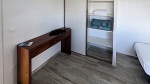 A bedroom with a wooden desk, a wardrobe, and a bed. - Painapo - Mirimiri Lodge (Tumaraa)