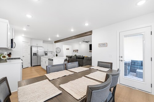 "3" King beds, 5 minutes from the University of Arkansas... Welcome home!