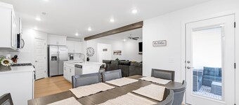 "3" King beds, 5 minutes from the University of Arkansas... Welcome home!