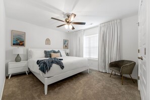 4 chambres, bureau, fer et planche à repasser, lit de bébé portatif