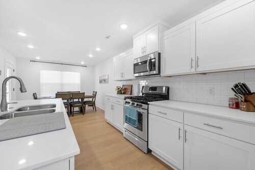 "3" King beds, 5 minutes from the University of Arkansas... Welcome home!