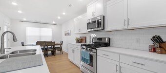 "3" King beds, 5 minutes from the University of Arkansas... Welcome home!