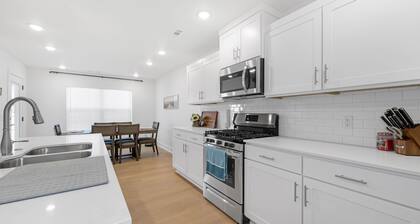 "3" King beds, 5 minutes from the University of Arkansas... Welcome home!