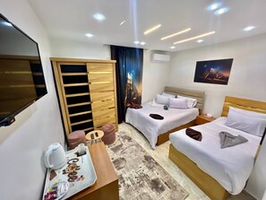 Desk, laptop workspace, blackout curtains, soundproofing - Paradise Pyramids View Inn (Giza)