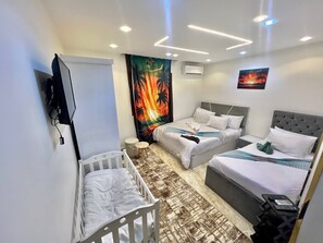 Deluxe Triple Room | Meja, ruang kerja komputer riba, langsir/tirai gelap terus, kalis bunyi 