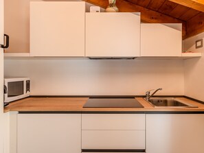 冷蔵庫、電子レンジ、食器洗い機、調理器具と食器