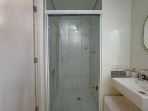 Dusche, Haartrockner, Handtücher, Toilettenpapier