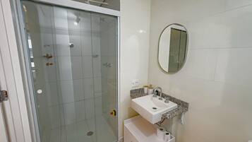 Chuveiro, secador de cabelo, toalhas de banho, papel higiênico