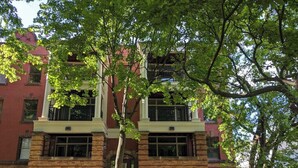 Un edificio de dos plantas con fachada de ladrillo y ventanas grandes.