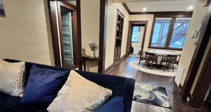 Spacious and fully equipped 3 bedroom apartment near Cleveland Clinic and CWRU