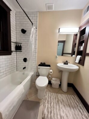 Secador de pelo, toallas, jabón y papel higiénico