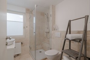 Douche, sèche-cheveux, serviettes fournies, savon