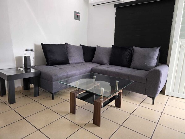 Smart TV - Charming 1-bedroom house with WiFi and AC in brilliant Las Glorias (Las Glorias)