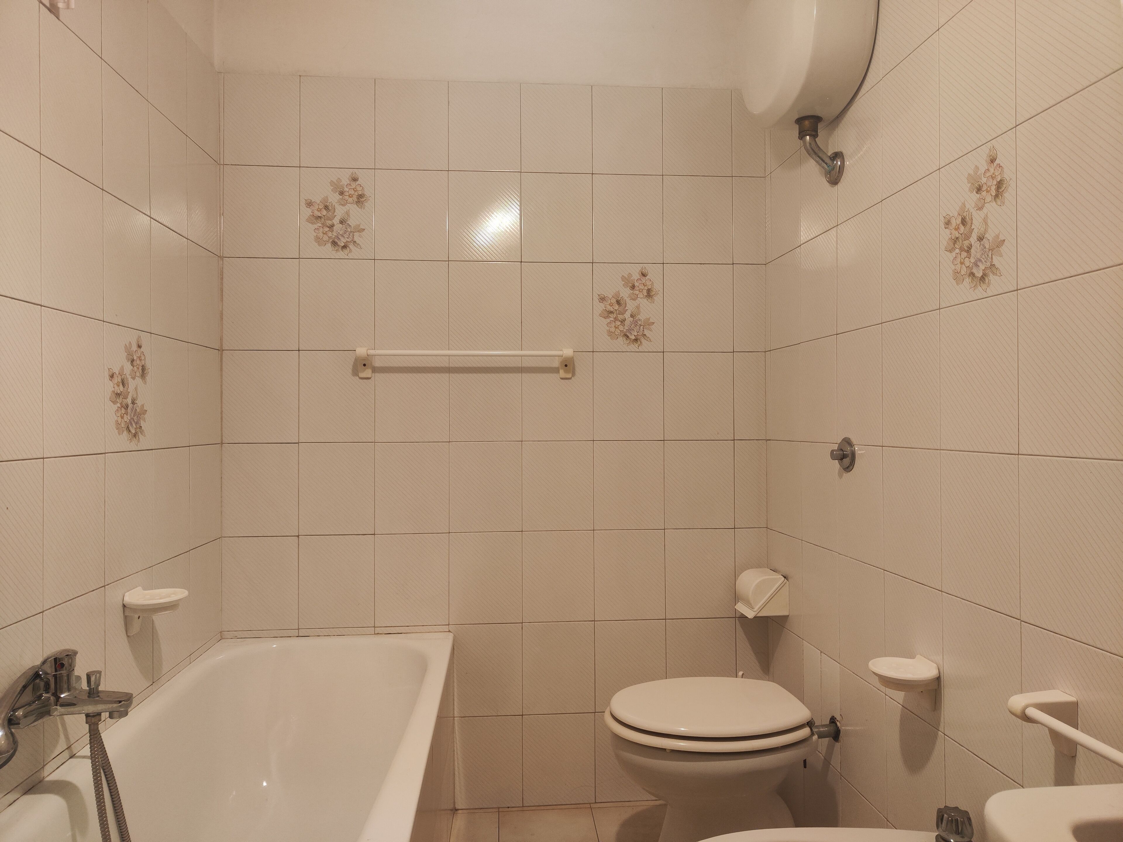Secador de pelo, bidet, toallas