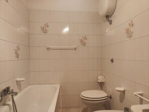 Secadora de cabello, bidet, toallas 