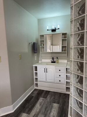 Serviettes fournies, papier toilette