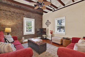 Smart TV - City Market Getaway, Walk Everywhere, Pool Access (Savannah)