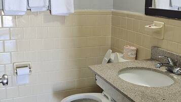 Regadera, toallas, jabón, papel de baño