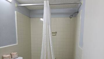 Regadera, toallas, jabón, papel de baño