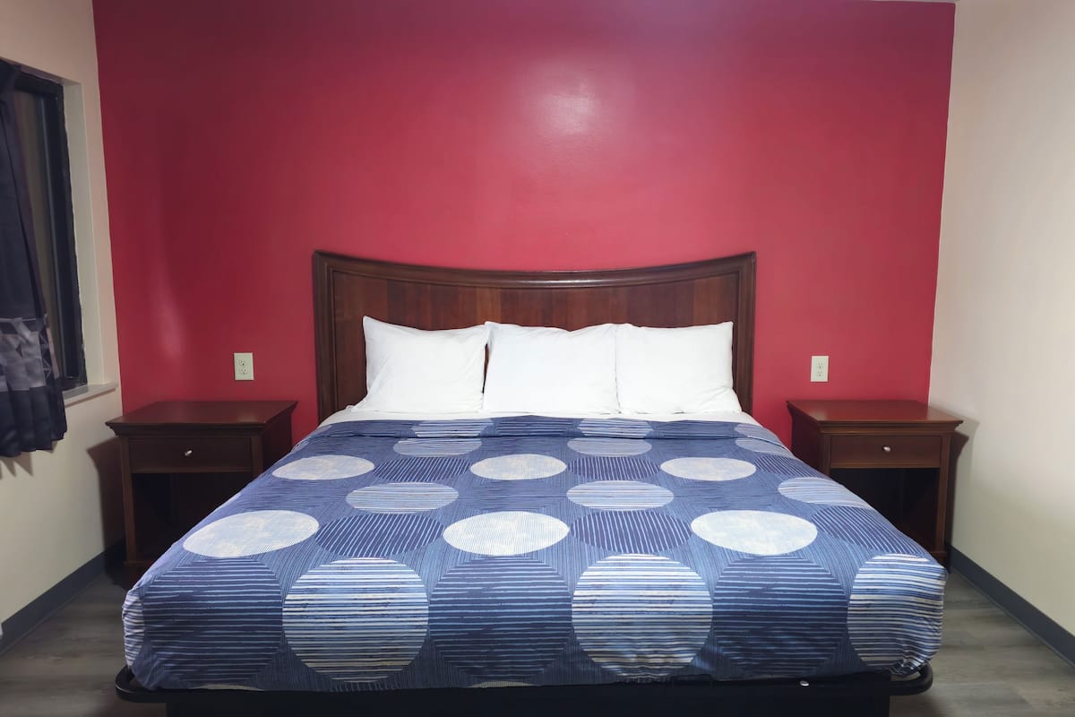 Chambre simple de base | Salle de bain | Douche, serviettes fournies, savon, papier de toilette