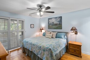 3 bedrooms, iron/ironing board, free WiFi, bed sheets - Charming cottage half mile from beach and beach club. (Seabrook Island)