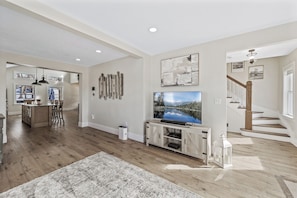 Interior - CHARMING RETREAT! Over-looking Lake, Hot tub, WiFi, AC, Nearby Walking Trails (Stillwater)