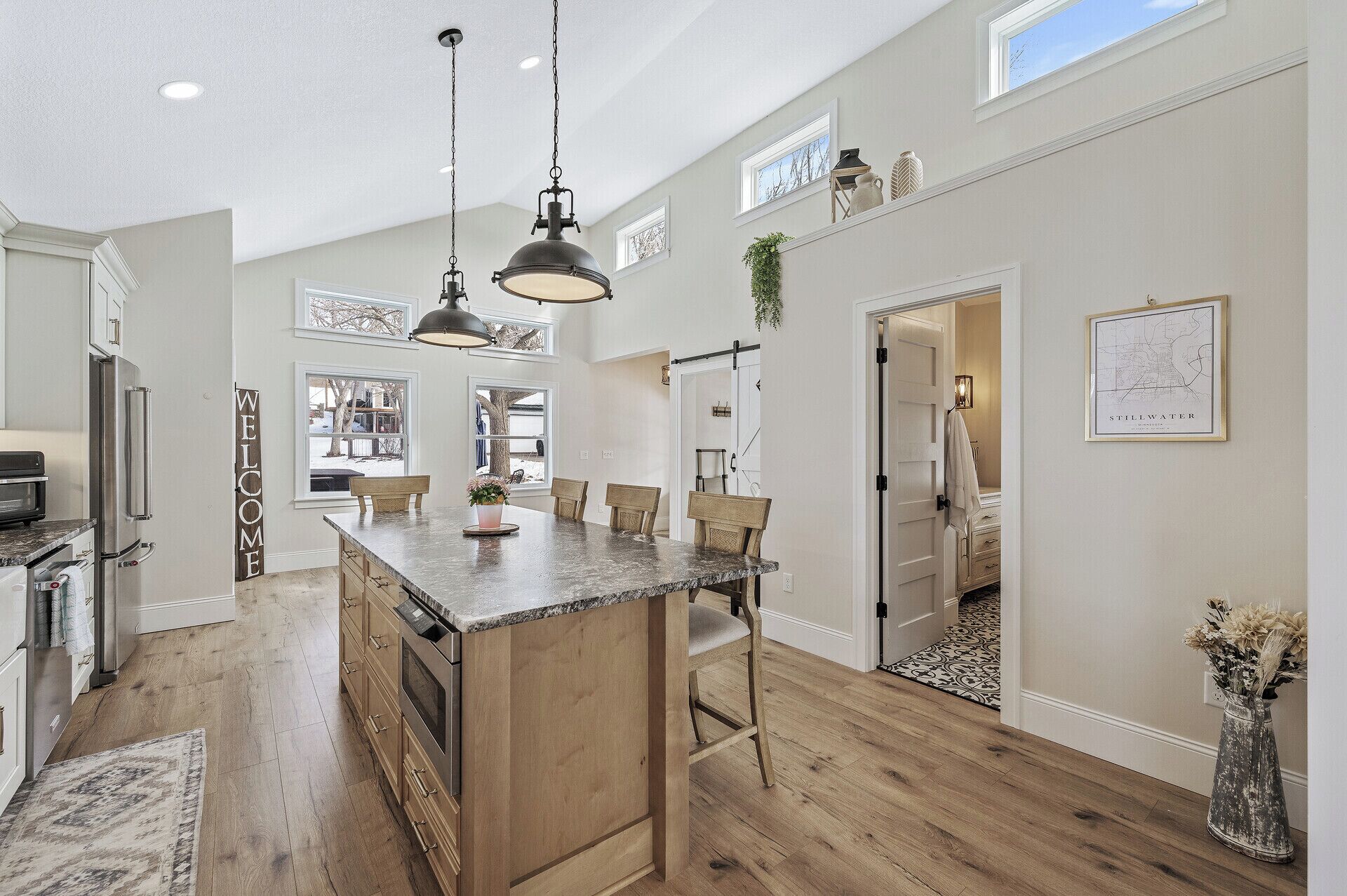 冷蔵庫、電子レンジ、オーブン、コンロ