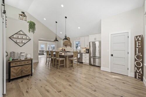 CHARMING RETREAT! Over-looking Lake, Hot tub, WiFi, AC, Nearby Walking Trails