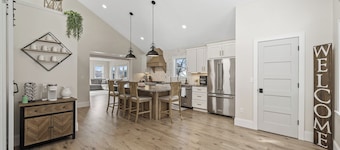 CHARMING RETREAT! Over-looking Lake, Hot tub, WiFi, AC, Nearby Walking Trails