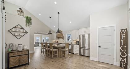 CHARMING RETREAT! Over-looking Lake, Hot tub, WiFi, AC, Nearby Walking Trails