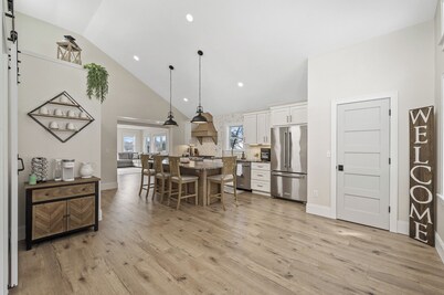 CHARMING RETREAT! Over-looking Lake, Hot tub, WiFi, AC, Nearby Walking Trails