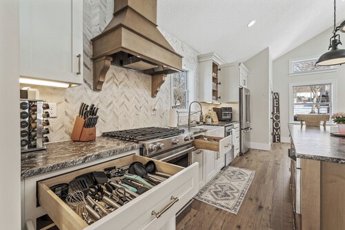 CHARMING RETREAT! Over-looking Lake, Hot tub, WiFi, AC, Nearby Walking Trails