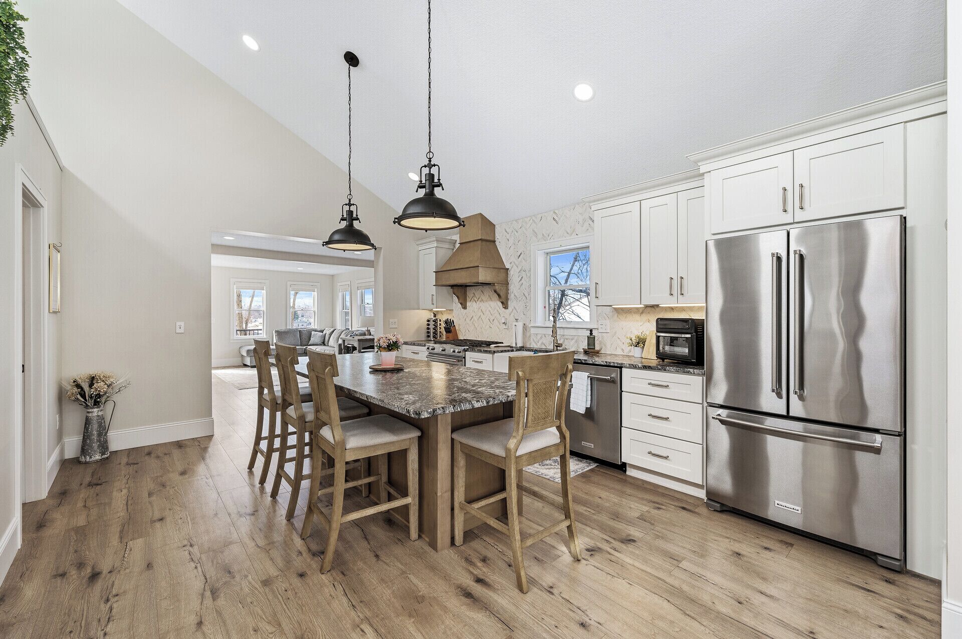 Kjøleskap, mikrobølgeovn, ovn og kokeplater