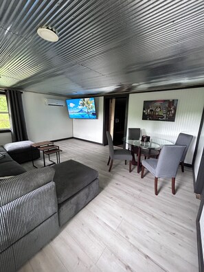 Smart-tv, eldstad, tv-spel och dvd-spelare