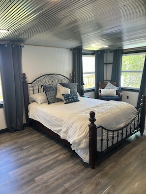 5 chambres, bureau, fer et planche Ă repasser, lit parapluie