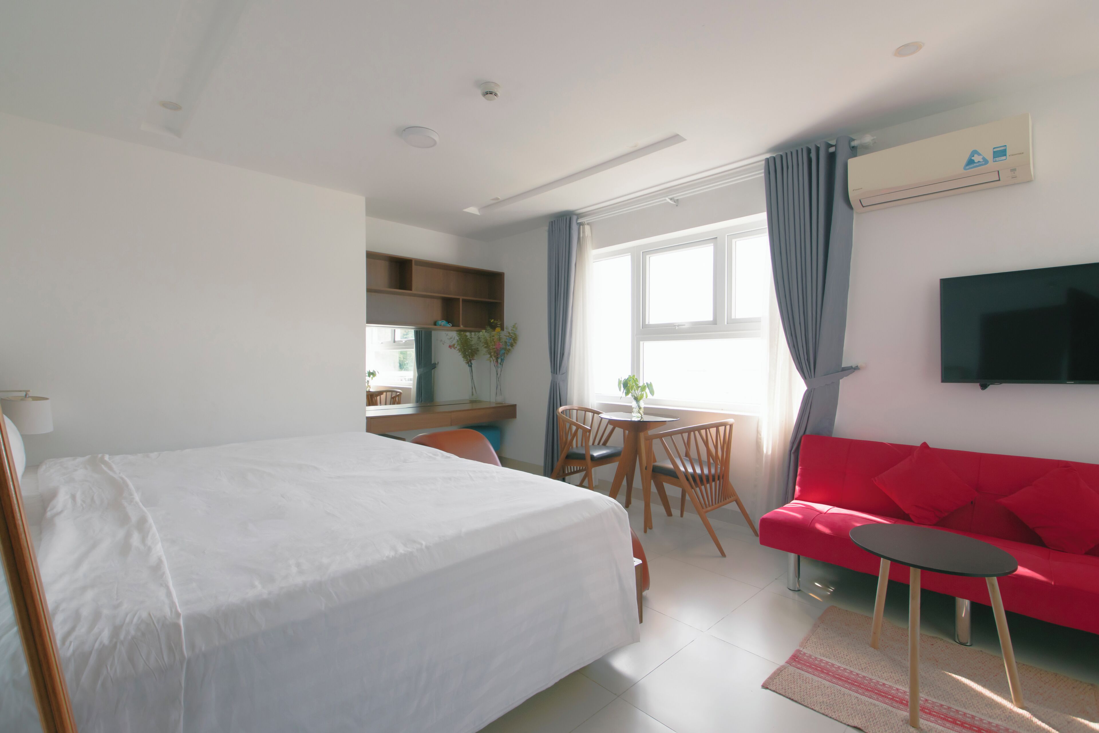 Leilighet – deluxe, 2 queensize-senger, byutsikt | Minibarvarer (inkludert), skrivebord, wi-fi (inkludert) og sengetøy