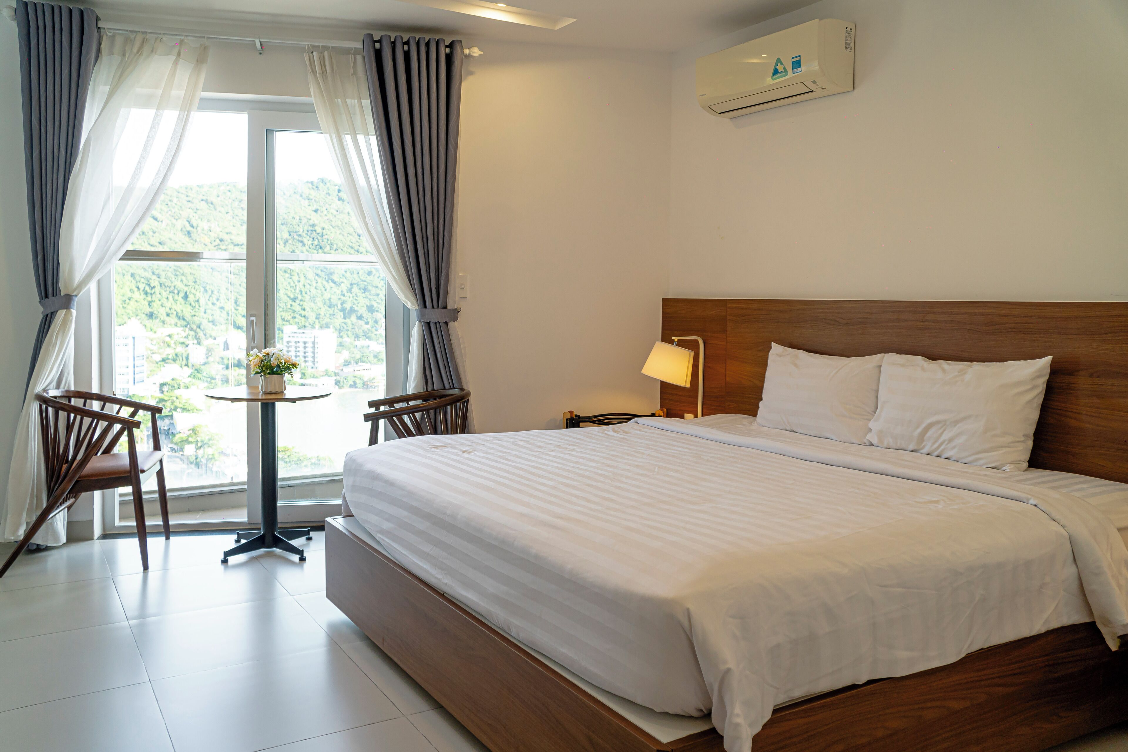 Leilighet – deluxe, flere senger, byutsikt | Minibarvarer (inkludert), skrivebord, wi-fi (inkludert) og sengetøy