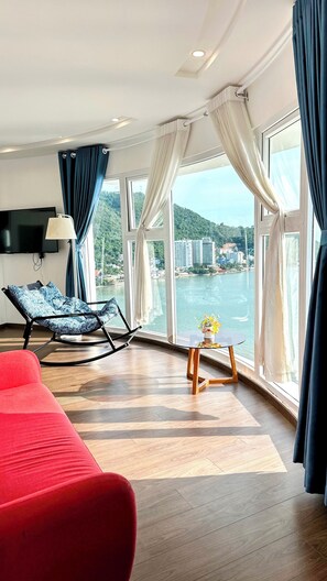 Deluxe appartement, 1 kingsize bed met slaapbank, uitzicht op zee | Een minibar met enkele gratis items, een bureau, gratis wifi, beddengoed