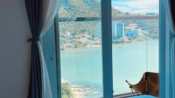 Deluxe-Doppelzimmer, Balkon, Meerblick | 1 Schlafzimmer, Minibar (mit einigen kostenlosen Artikeln)