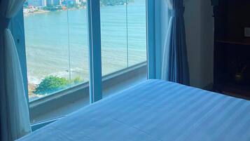Chambre Double Deluxe, balcon, vue mer | Mini-bar avec articles gratuits, bureau, Wi-Fi gratuit, draps fournis