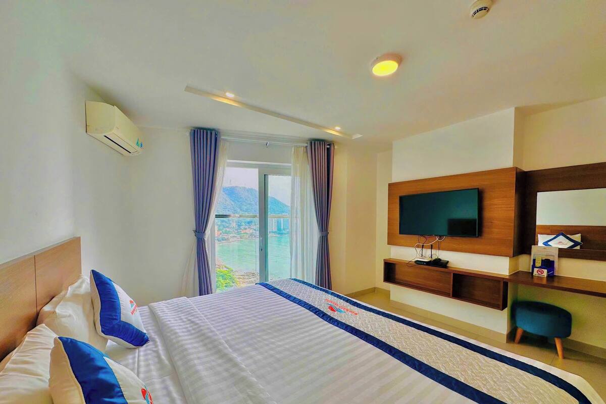 ห้องดีลักซ์ดับเบิล, ระเบียง, วิวทะเล | มินิบาร์ฟรีบางอย่าง, โต๊ะทำงาน, Wi-Fi ฟรี, ผ้าปูที่นอน